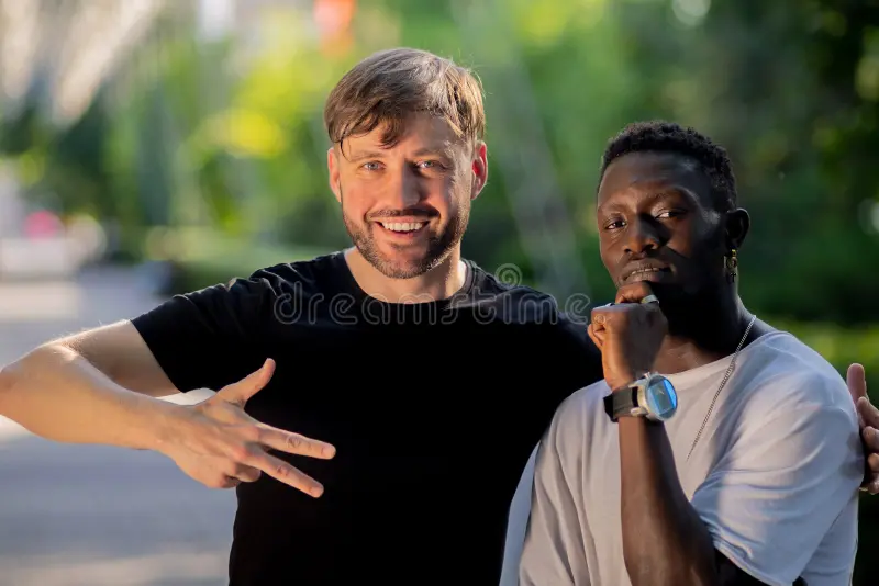 Hombre blanco y hombre negro posando